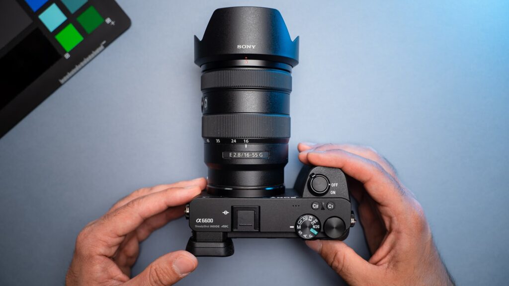 A mirrorless camera with a medium sized zoom lens.